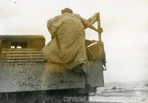 Naji de dos dans Tarfaya 