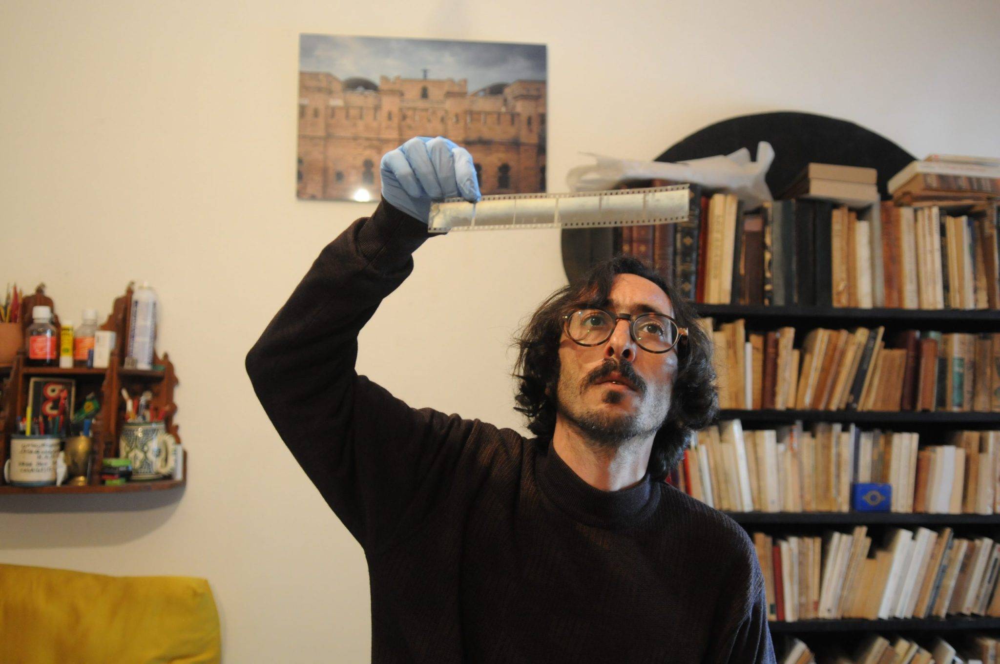 Ralph Natawashy Regardant Un Négatif.
