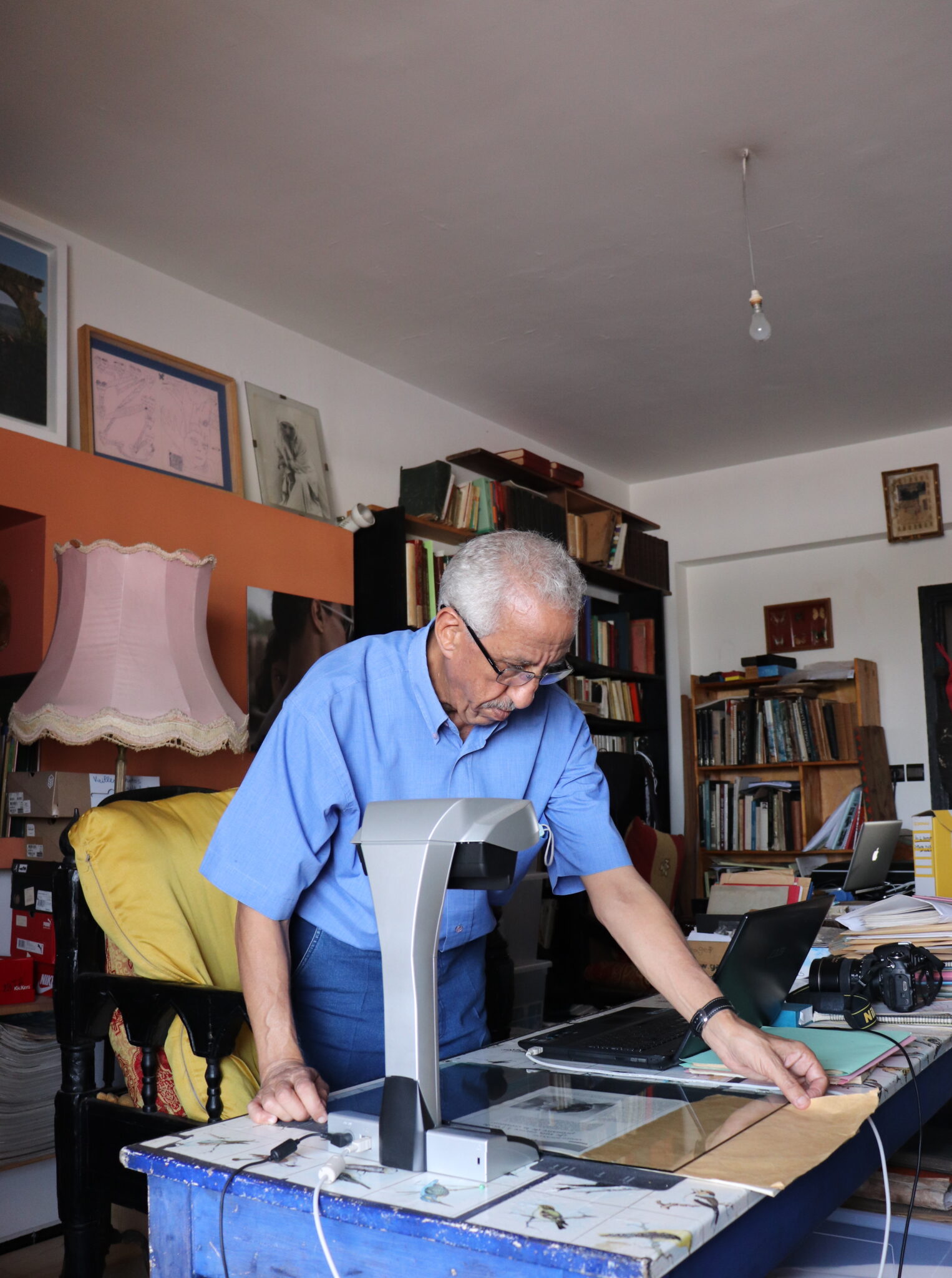Ahmed Boughaba Scanne Les Documents Aux Archives Bouanani à Rabat.