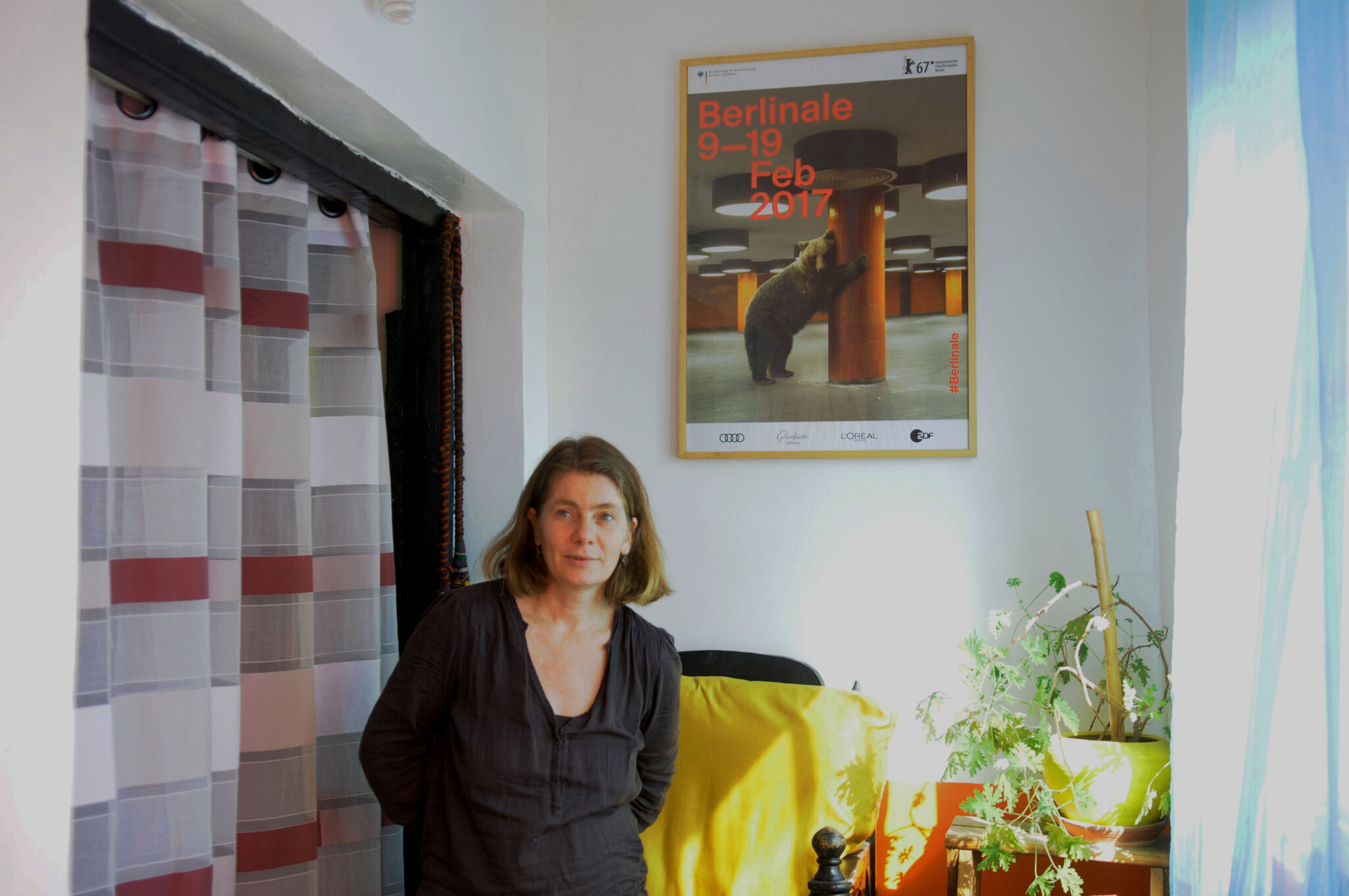 Sarah Dornhof aux Archives Bouanani devant l'affiche de la Berlinale 2017